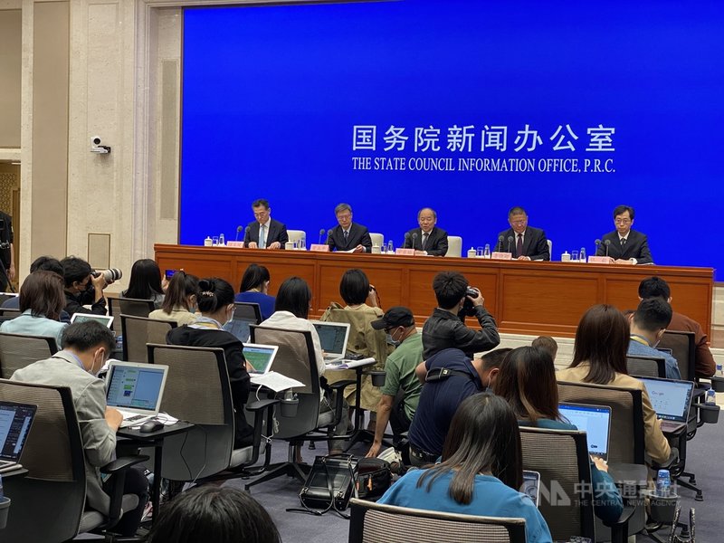 中國國務院新聞辦公室11日公布第7次全國人口普查主要數據,中國總人口數達14億1178萬人,圖為記者會現場。中央社記者繆宗翰北京攝 110年5月11日