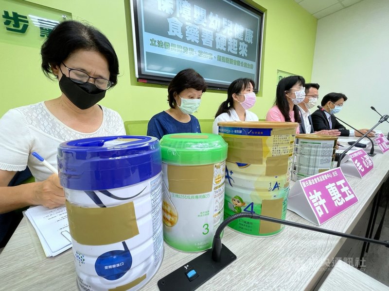 民進黨立委陳秀寳(左4)11日舉行記者會,指市售幼兒成長配方標示不明,要求食藥署明確管理。中央社記者王飛華攝 110年5月11日