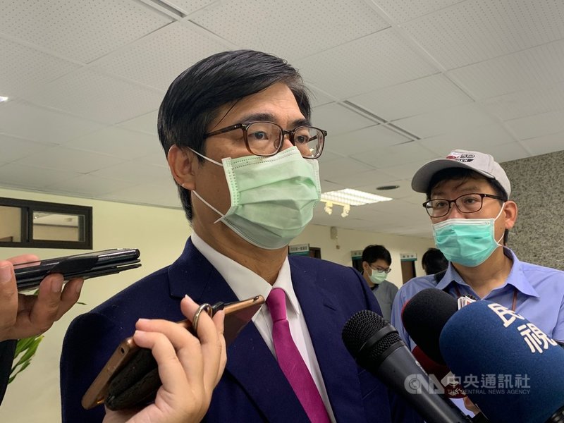 台灣仍未收到世界衛生大會(WHA)的邀請函,高雄市長陳其邁(中)11日指出,世界衛生組織(WHO)受到政治因素影響排擠台灣,對防疫模範生、好學生而言,如此對待台灣非常不公平。中央社記者王淑芬攝 110年5月11日