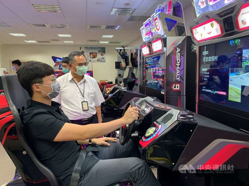 台灣科技大學舉辦別出心裁的職涯活動,徵選學生當總裁實習生,到校友企業鈊象電子近身觀察總經理工作,並體驗最新的遊戲機台。(台科大提供)中央社記者許秩維傳真 110年5月11日
