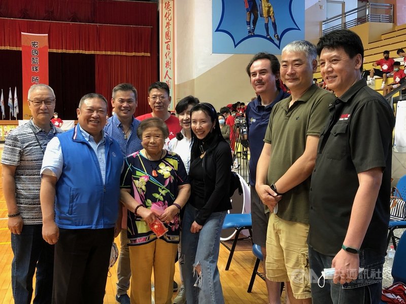 中華男籃執行教練鄭志龍(右3)11日與宏國象時期老戰友齊聚,出席宏國科大傳承活動並擔任嘉賓。中央社記者黃巧雯攝 110年5月11日