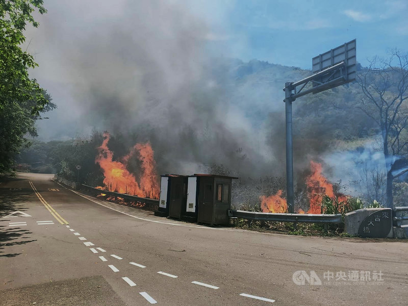 嘉義縣消防局表示,11日中午獲報在阿里山鄉149甲線49公里處來吉大橋河床雜草起火燃燒,立即派遣奮起湖消防分隊前往滅火,約3小時後撲滅火勢,起火原因仍在調查。(嘉義縣消防局提供)中央社記者蔡智明傳真 110年5月11日