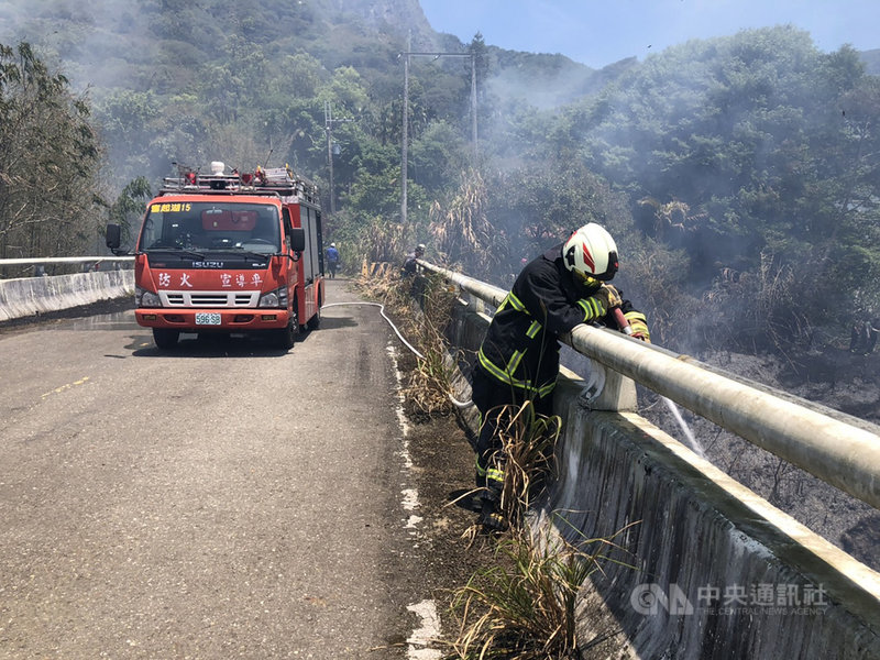 嘉義縣阿里山鄉來吉大橋河床11日中午發生雜草火警,消防局獲報派遣消防人車搶救,約3小時後撲滅火勢,所幸未傳人員傷亡。(嘉義縣消防局提供)中央社記者蔡智明傳真 110年5月11日