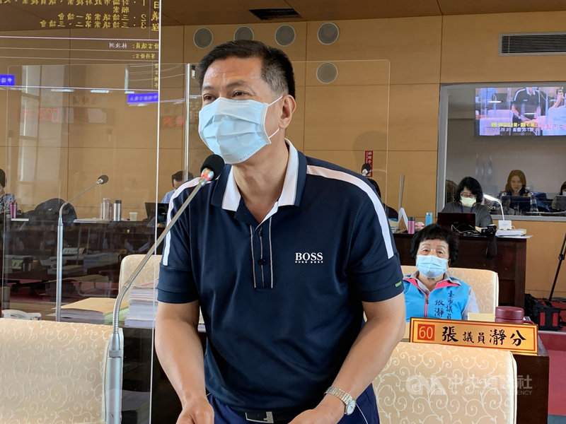 國民黨籍台中市議員林汝洲表示,節能減碳是全民共識,增加兩座燃氣機組卻又不拆除舊機組,就算如中央所說除役拿掉操作證,也不能保證台電不會逕自啟用,市府堅持汰舊換新有其意義。中央社記者趙麗妍攝 110年5月11日