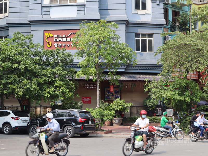 越南4月下旬爆發新一波COVID-19本土疫情,河內市按摩店等娛樂場所暫停營業後疫情仍未和緩,5月10日通報逾百例本土病例,寫下紀錄新高。圖為河內市一家按摩店大門緊閉。中央社記者陳家倫河內攝 110年5月11日