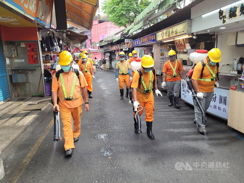 武漢肺炎疫情升溫,宜蘭羅東銀河百家樂遊藝場發生5人武漢肺炎群聚感染事件,國內正式進入社區感染階段,縣府11日動員前往當地知名景點羅東夜市等處進行大消毒。中央社記者沈如峰宜蘭縣攝 110年5月11日