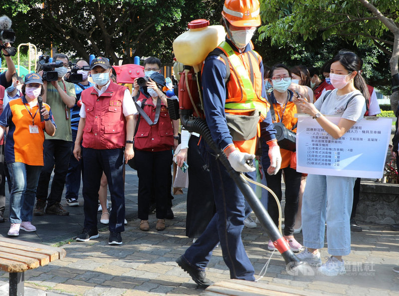 新北市長侯友宜(前左2)11日宣布新北防疫全面升級,隨後前往蘆洲區視察消毒作業。侯友宜受訪時表示,因為個案感染源不明,所以就把它當成社區感染已經開始了,必須就要做好全區消毒。中央社記者王鴻國攝 110年5月11日