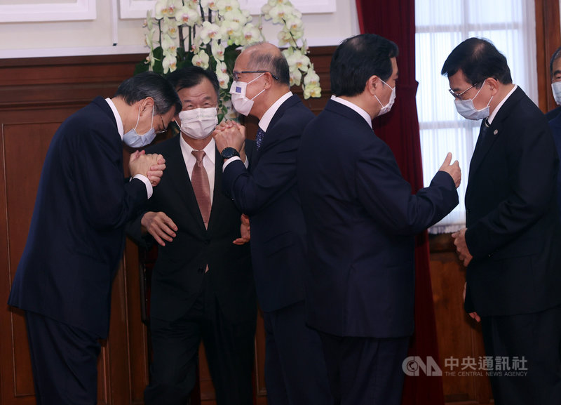 新任行政院政務人員、國家安全局局長及駐外大使宣誓典禮11日在總統府舉行,總統府祕書長李大維(左3)向宣誓官員國安局長陳明通(左)、陸委會主委邱太三(左2)等人拱手致意。中央社記者鄭傑文攝 110年5月11日