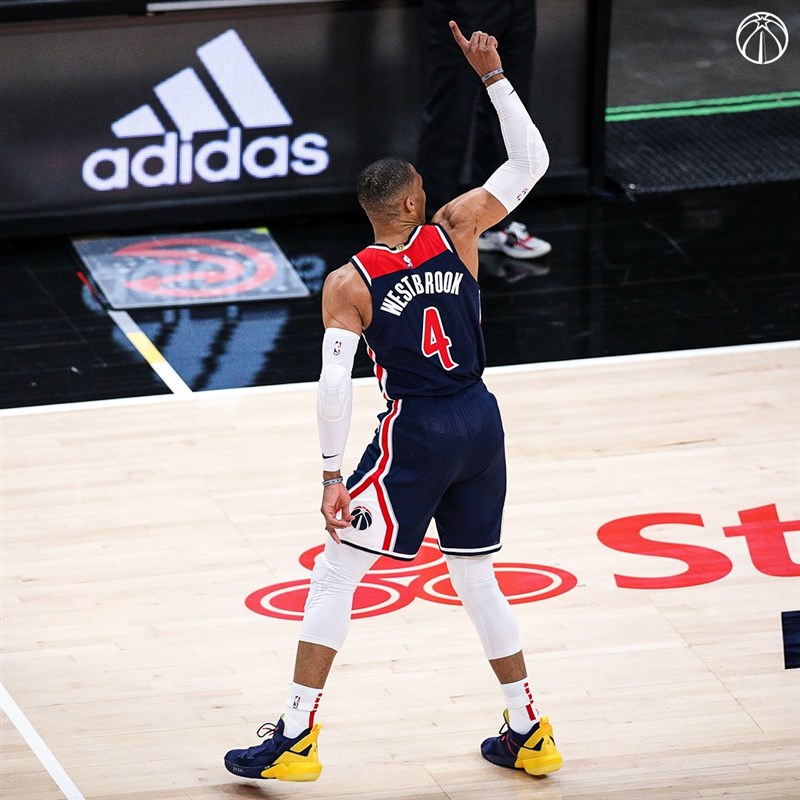 美國職籃NBA華盛頓巫師球星衛斯布魯克(圖)10日在比賽首節送出兩次助攻後,生涯累積8000次助攻,成為NBA史上第4位累計獲得2萬分、8000助攻的球員。(圖取自twitter.com/WashWizards)