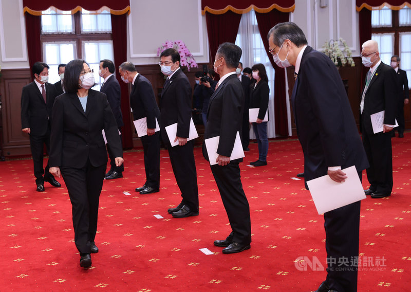 新任行政院政務人員、國家安全局局長及駐外大使宣誓典禮11日在總統府舉行,宣誓結束總統蔡英文(前左)、副總統賴清德(後左)向國安局長陳明通(前右)等人致意。中央社記者鄭傑文攝 110年5月11日