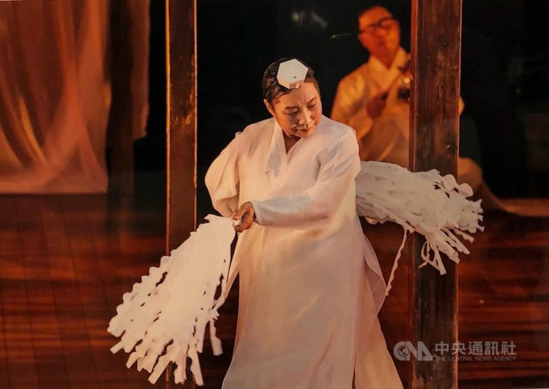 韓國人間國寶舞蹈家李愛珠10日因癌症過世,享壽74歲。李愛珠5歲起開始習舞,她是韓國第27號無形文化遺產「僧舞」名家,同時也是韓國傳統舞會藝術總監與首爾大學名譽教授,在韓國舞蹈地位甚高。(朱立熙提供)中央社記者趙靜瑜傳真 110年5月11日