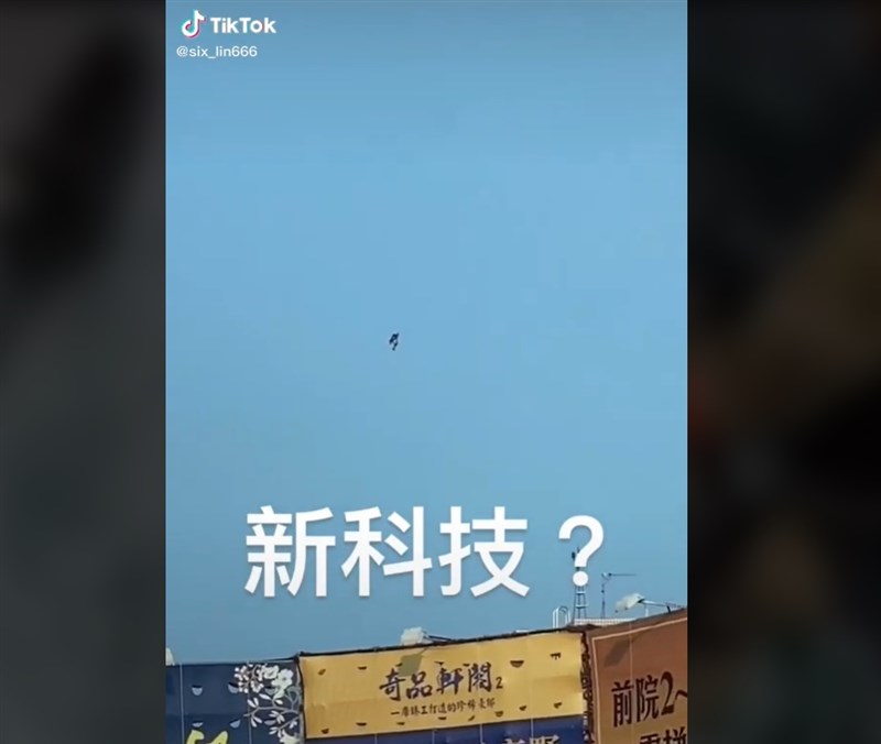 疑有民眾在台中拍下有人穿上「噴射背包」飛上天,宛如電影中的鋼鐵人。(圖取自抖音網頁tiktok.com)