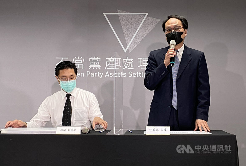 黨產會主委林峯正(右)11日表示,目前婦聯會所在地、位於台北市林森南路的「美齡樓」為不當取得的財產,應移轉國有。中央社記者鍾佑貞攝 110年5月11日