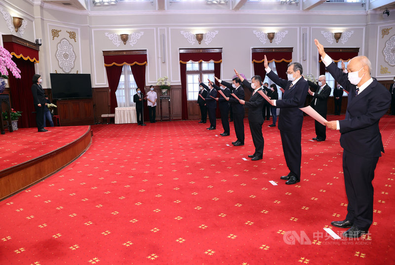 總統蔡英文(左)11日在總統府主持新任行政院政務人員、國家安全局局長及駐外大使宣誓典禮,國安局長陳明通(右2)等人宣誓。中央社記者鄭傑文攝 110年5月11日