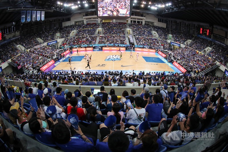 台灣職業籃球聯盟P. LEAGUE+ 11日宣布,總冠軍賽改為閉門開打。圖為P. LEAGUE+ 9日在台北和平籃球館進行總冠軍系列賽第2戰,吸引滿場球迷到場觀戰。中央社記者張新偉攝 110年5月9日