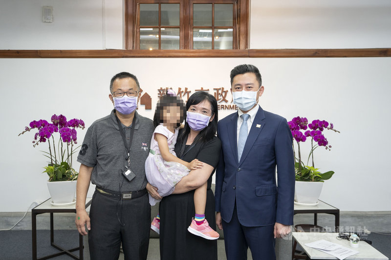 新竹市5歲女童小君(左2)因生母吸食毒品,出生時僅1500公克並有毒癮,在國內出養始終碰壁,這段期間由寄養家庭陳逢林(左)、張芷榛(右2)夫妻一起給小君溫暖照護,市府經多年努力終於為小君媒合到國外收養家庭。右為新竹市長林智堅。(新竹市政府提供)中央社記者魯鋼駿傳真 110年5月11日