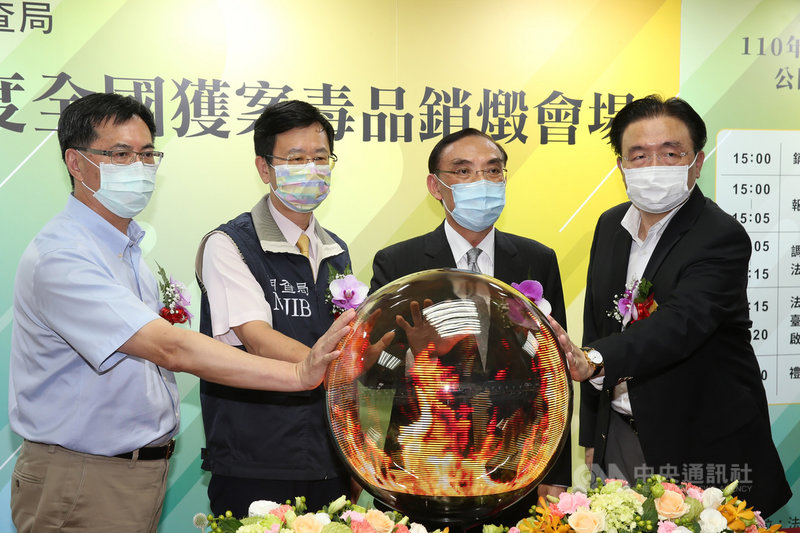 法務部調查局11日在台北市木柵垃圾焚化廠進行110年度全國獲案毒品證物公開銷燬儀式,由法務部長蔡清祥(右2)主持,並與調查局長呂文忠(左2)、北市府環保局長劉銘龍(右)、消費者文教基金會董事長黃怡騰(左)共同啟動銷燬程序。中央社記者郭日曉攝 110年5月11日