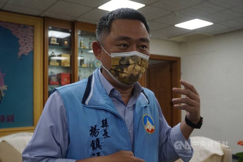 中央流行疫情指揮中心11日將疫情警戒提升到第2級,金門縣政府隨即召開緊急因應會議,縣長楊鎮浯會後宣布縣民在金門施打疫苗將由縣府買單的消息,盼藉此鼓勵民眾接種疫苗,詳細辦法近期公布。中央社記者黃慧敏攝 110年5月11日