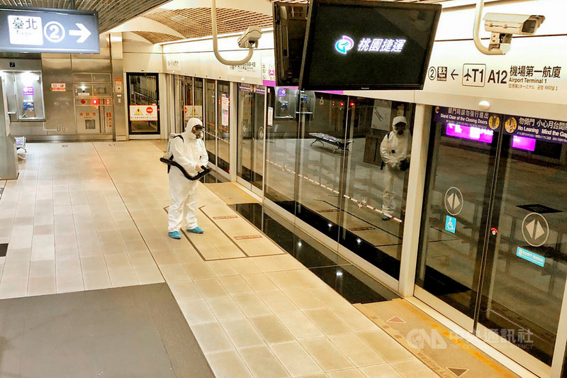 桃捷公司11日表示,1日已完成機場捷運全線21個車站消毒作業,除車站電梯、電扶梯每小時進行清潔消毒,針對旅客常接觸設備,重點車站每小時進行清消,其餘車站則是每2個小時清消一次,未來將視疫情狀況進行車站全面消毒作業。(桃園大眾捷運公司提供)中央社記者吳睿騏桃園傳真 110年5月11日