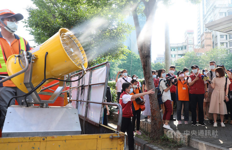 國內疫情升溫,新北市長侯友宜(前右2)11日宣布新北市防疫配合中央提升至2級警戒,隨後並前往蘆洲等地視察全面消毒作業。中央社記者王鴻國攝 110年5月11日