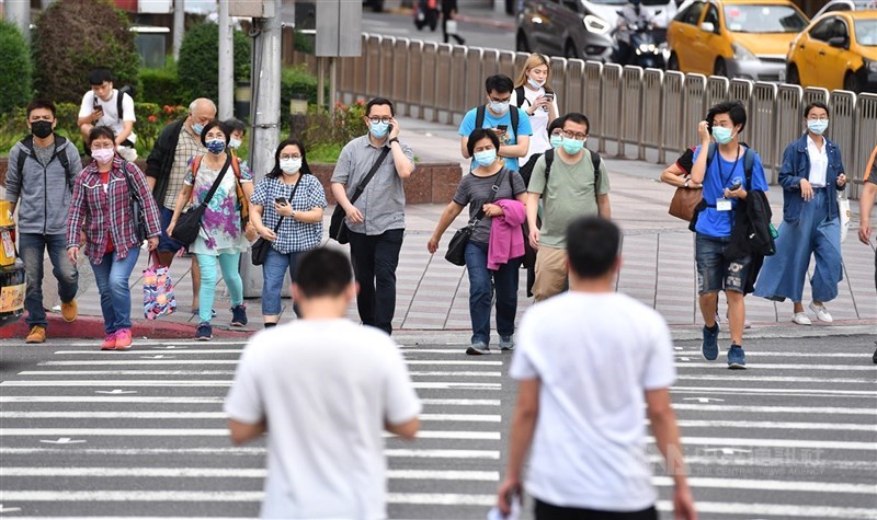 西班牙媒體「道理日報」10日刊出衛福部長陳時中投書指出,此次疫情證明台灣是全球公衛不可或缺的一環,敦促WHO把台灣納入會議和活動中。圖為台灣民眾戴上口罩確實防疫。(中央社檔案照片)
