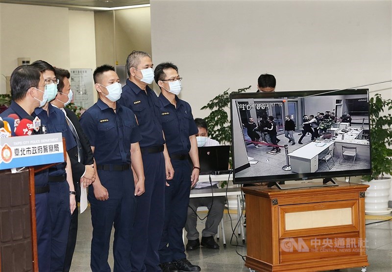 松山分局中崙派出所日前遭黑衣人闖入,北檢11日上午10時舉行結案說明。圖為台北市警察局2日下午召開記者會,對外公布關鍵的96秒影片。(中央社檔案照片)