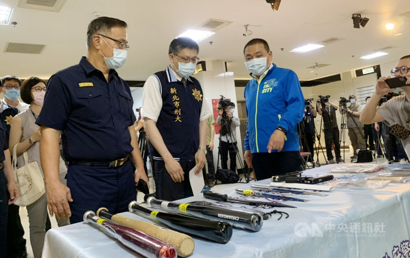 新北市政府警察局刑事警察大隊11日舉行記者會,宣布破獲以王姓男子為首的幫派份子,新北市長侯友宜(右2)視察成果並慰勉警察同仁辛勞。中央社記者沈佩瑤攝 110年5月11日