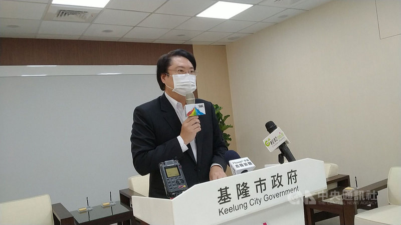 基隆市長林右昌11日在市務會議後記者會接受媒體聯訪表示,所有防疫人員從2020年到現在其實已堅守崗位一年多,辛苦且壓力很大,防疫需全民團結,不需「口出罵言」,對防疫沒幫助。中央社記者王朝鈺攝 110年5月11日