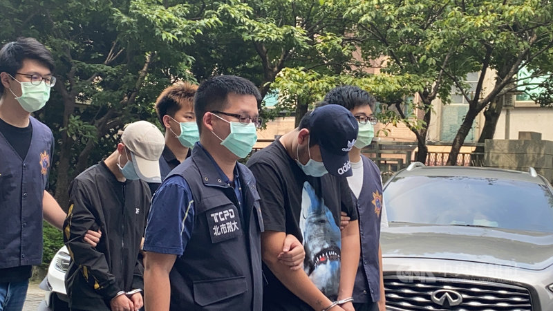 台北市一間餐廳遭黑衣人潑撒蟑螂,5嫌落網,台北地院6日裁定主嫌吳男羈押禁見,另3嫌交保。其中負責潑蟑的曹男(後排中)和許男(前排中)遭刑事局查獲另涉網購詐騙案,10日拘提到案,全案詢後於11日依刑法詐欺罪解送士林地檢署偵辦。中央社記者黃麗芸攝 110年5月11日
