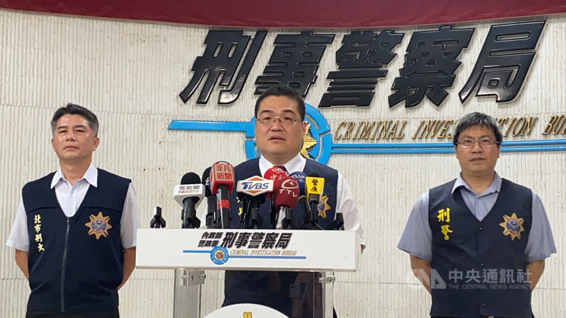台北市潑蟑案的2嫌20歲許男和曹男,遭刑事局查獲另涉網路購物詐欺案,刑事局偵查第九大隊大隊長蔡坤益(中)11日表示,已知近30人受害、財損近新台幣100萬元,10日傍晚分別於士林和北投區拘提到案,11日送士林地檢署偵辦。中央社記者黃麗芸攝 110年5月11日
