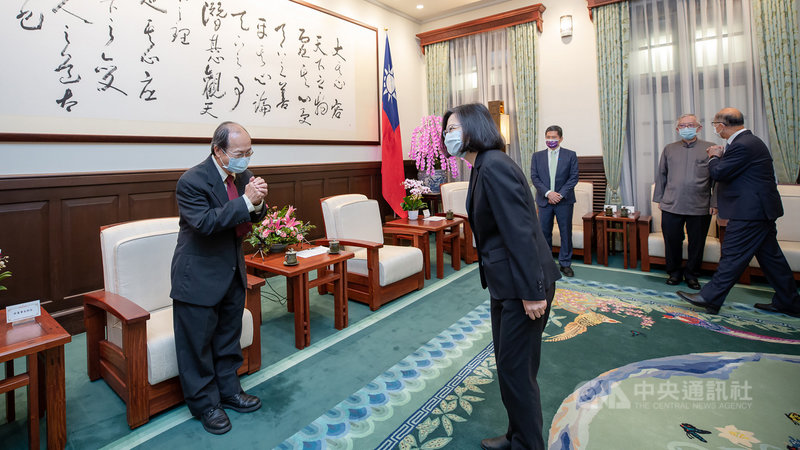 總統蔡英文(前右)11日接見順天美術館董事長許照信(左)等人,感謝他及家人完成他父親許鴻源的遺願,將600多件台灣的藝術作品捐贈給國家。(總統府提供)中央社記者謝佳珍傳真 110年5月11日