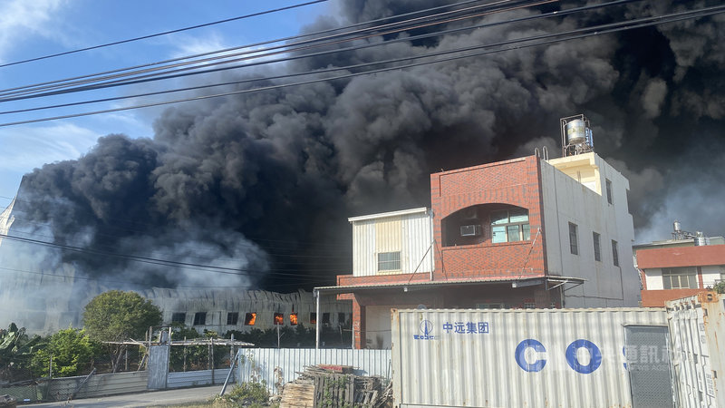 彰化縣大村鄉一間保麗龍工廠11日下午發生大火,工廠內有保麗龍等易燃物,火勢一發不可收拾,濃煙直竄天際。中央社記者吳哲豪彰化攝 110年5月11日