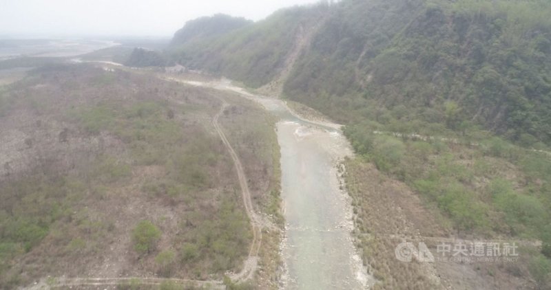 高雄市持續抗旱,與經濟部水利署第七河川局合作,透過空拍機巡查高屏溪上游水路,確保川流都進入集水區。(第七河川局提供)中央社記者王淑芬傳真 110年5月11日
