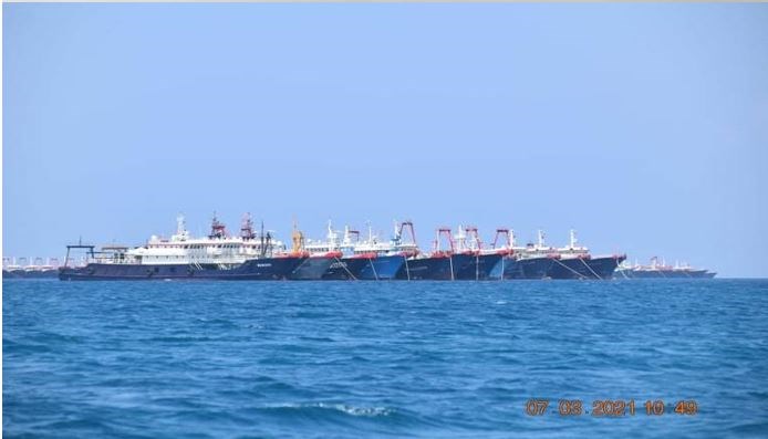 菲律賓參謀總長索貝哈那11日說,菲國規劃將中業島建為後勤樞紐,並在占據的地物上架設高解析度監控系統。圖為中國船隻持續集結於南海牛軛礁附近。(圖取自twitter.com/pcooglobalmedia)