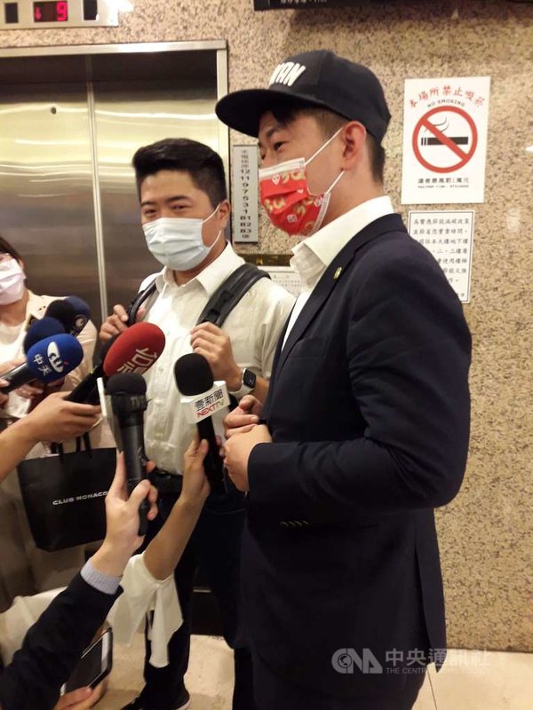 前立委顏寬恒(左)11日到立法院訪友,等電梯時巧遇台灣基進立委陳柏惟(右),兩人在媒體前大方互動。陳柏惟說,有機會盼向顏寬恒請益;顏寬恒提醒,照顧地方與民眾需求。中央社記者范正祥攝 110年5月11日