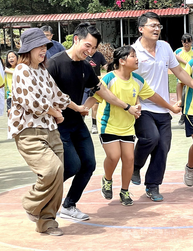 旅美小提琴家陳銳(前左2)與NSO國家交響樂團合作青年音樂家茁壯計畫,10日起一連2天行程下來,陳銳跟著孩子們一起跳豐年祭、聽他們歌唱,「看到孩子們開心的表情,一切都很值得」。中央社記者趙靜瑜攝 110年5月11日