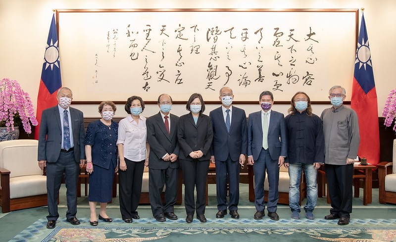 總統蔡英文(左5)上午在總統府接見順天美術館董事長許照信夫婦、順天美術館館長陳飛龍等人。(圖取自總統府網頁president.gov.tw)