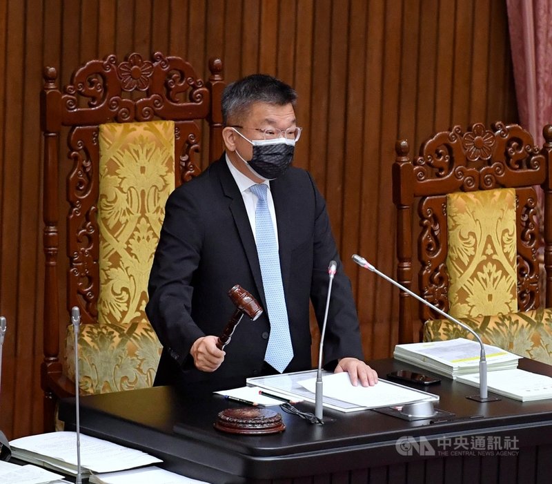 立法院會11日三讀通過國立台灣歷史博物館組織法、國立台灣文學館組織法,從原本的四級機構提升為三級機構。圖為立法院副院長蔡其昌敲槌通過。中央社記者王飛華攝 110年5月11日
