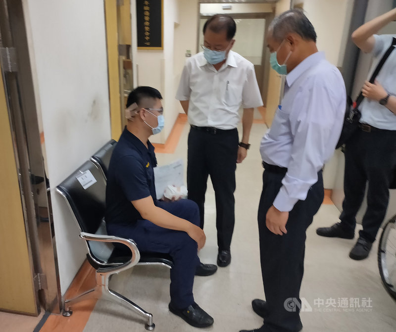 高雄市董姓員警(左)11日晚間執行指揮交通勤務時,突有一名男子持疑似鐵鎚鈍器攻擊董員後腦勺,造成2公分撕裂傷,男子犯案後騎車逃逸,警方正全力追緝,董姓員警送醫治療暫無礙。(高雄市警察局三民第二分局提供)中央社記者洪學廣傳真 110年5月11日