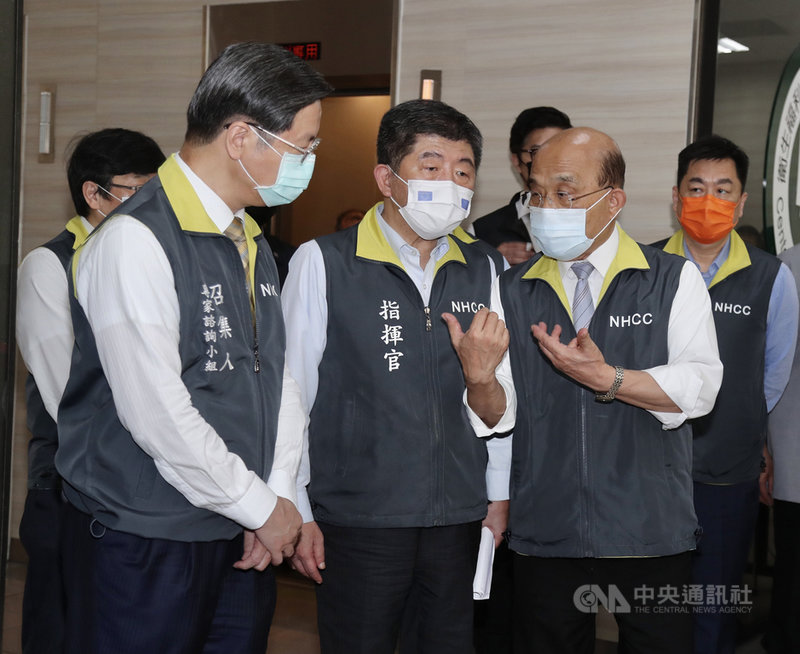 行政院長蘇貞昌(前右)11日視察中央流行疫情指揮中心,離去時與衛福部長陳時中(前中)交換意見。中央社記者張皓安攝 110年5月11日