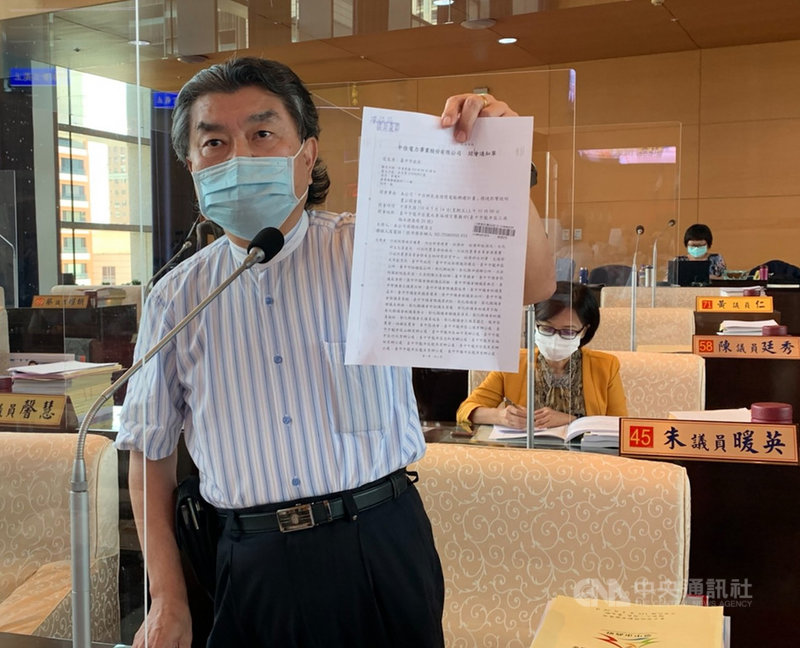 國民黨籍台中市議員李中11日在議會中指出,除了中火要新增燃氣機組,民間中佳企業也有意在台中港區興建燃氣機組電廠,這會讓台中碳排放量增加,有必要進行電力業的碳排放量總量管制。中央社記者趙麗妍攝 110年5月11日