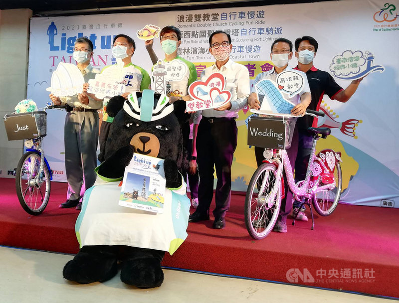 2021年是自行車旅遊年,觀光局雲嘉南濱海國家風景區管理處12日在台北舉辦記者會,介紹3條自行車慢遊經典路線。中央社記者汪淑芬攝 110年5月12日