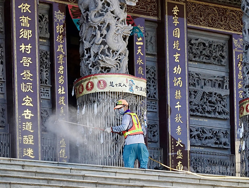 中央流行疫情指揮中心12日證實,一名在基隆確診武漢肺炎個案曾參加南部進香團造訪多處廟宇。高雄市長陳其邁下午受訪表示,市府初步匡列56名接觸者,相關消毒工作也會在今天完成。圖為高雄金獅湖保安宮下午加強環境消毒。中央社記者董俊志攝 110年5月12日