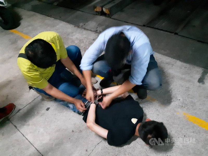 高市董姓員警11日晚6時多在指揮交通時,一名男子突然從後持榔頭攻擊董員後腦勺造成撕裂傷。警方於晚間近11時逮捕涉案洪姓男子,洪男供稱是因酒醉意識不清犯案,依殺人未遂等罪送辦。(高市三民二分局提供)中央社記者洪學廣傳真110年5月11日