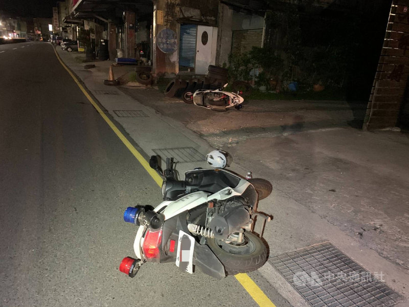 43歲葉姓通緝犯騎機車遇警攔查,竟不顧車上2歲幼女安危,衝撞員警欲落跑。3名員警奮勇跳上機車和追趕,並對空鳴槍,葉嫌在慌亂中騎乘約100尺後摔倒,造成機車上3人身體多處擦挫傷,所幸送醫無大礙。(民眾提供)中央社記者沈佩瑤傳真 110年5月12日