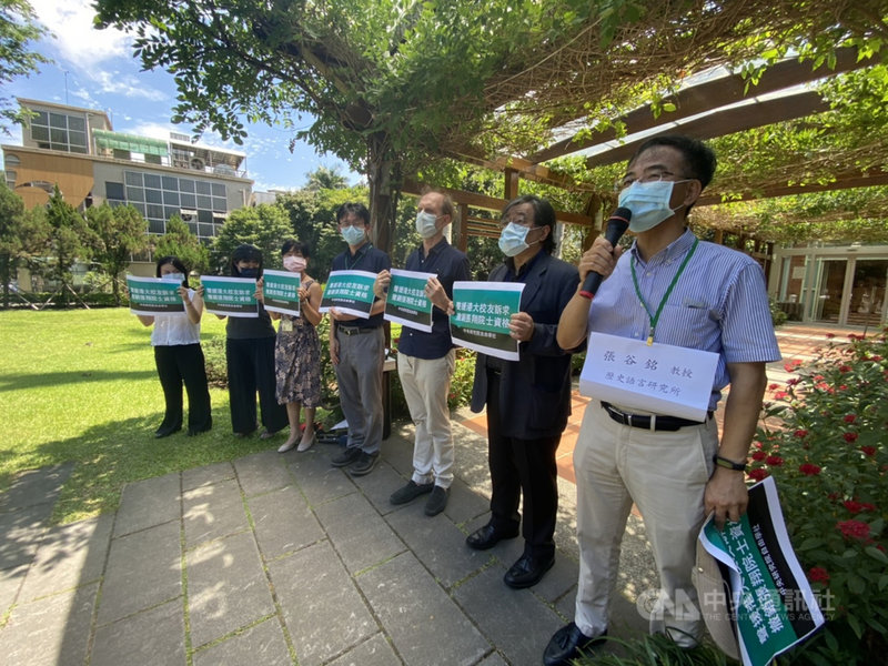 中研院研究人員自由學社12日舉行記者會聲援香港大學學生訴求,呼籲中研院院長廖俊智展現道德領導,撤銷港大校長張翔院士資格。中央社記者吳欣紜攝 110年5月12日