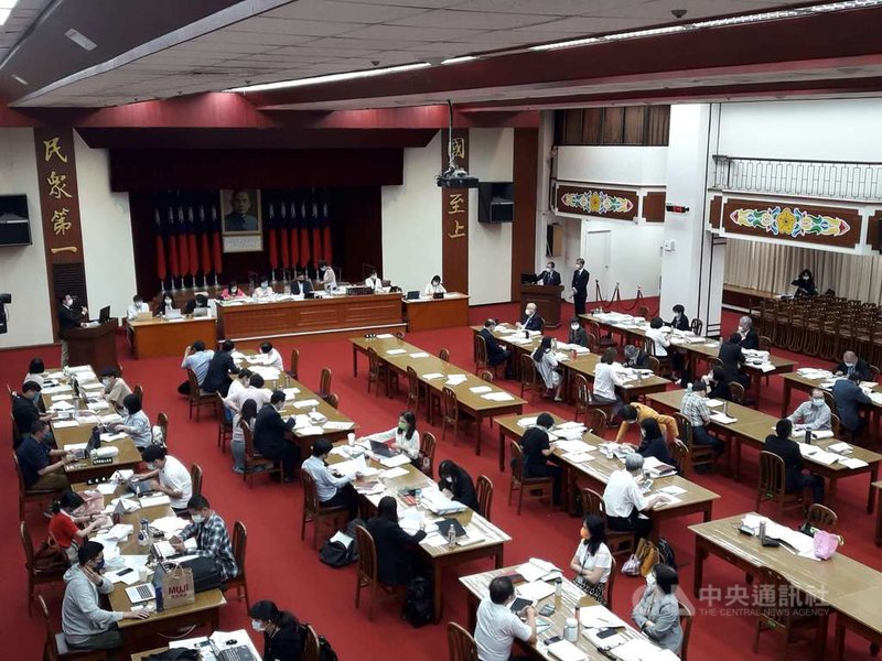 民進黨立委郭國文12日在財政委員會詢問,「現場列席所有官員,有打疫苗請舉手。」結果沒有人舉手。中央社記者范正祥攝 110年5月12日