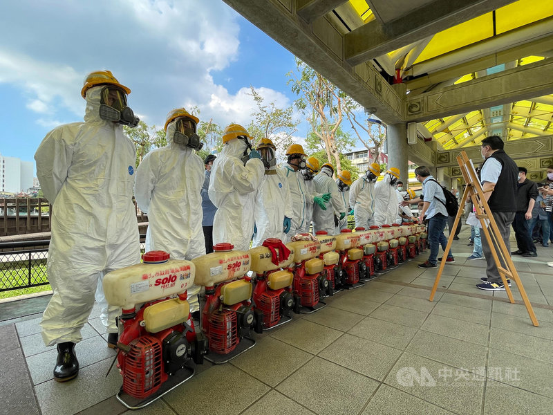 國內武漢肺炎疫情升溫,12日在新增多例本土個案,其中2例工作地點落在萬華地區,北市府環保局午後召集人員、整裝待發,準備在萬華重點區域加強消毒。中央社記者郭日曉攝 110年5月12日