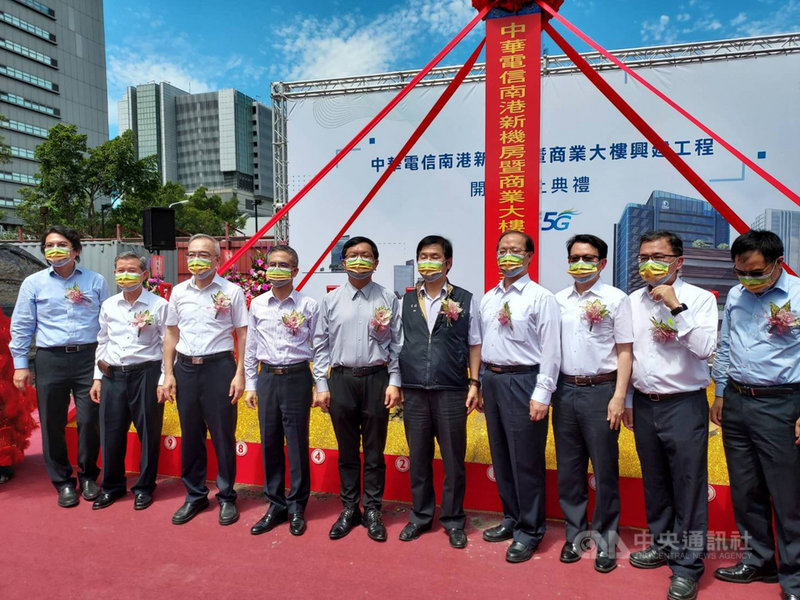 中華電斥資新台幣25億元於南港興建新機房暨商業大樓,12日於工地現址舉行開工動土典禮。中央社記者江明晏攝 110年5月12日