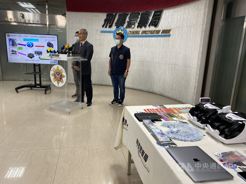 以37歲施男為首的跨境賭博網站集團,涉嫌自民國107年架設多個跨境賭博網站營利,不法金流逾新台幣10多億元,刑事局電信偵查大隊大隊長陳瑞金(中)12日表示,已循線逮24嫌到案。中央社記者黃麗芸攝 110年5月12日